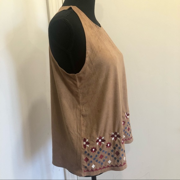 Summer Top with Embroidered Details🌸🌸🌸 - Picture 2 of 8